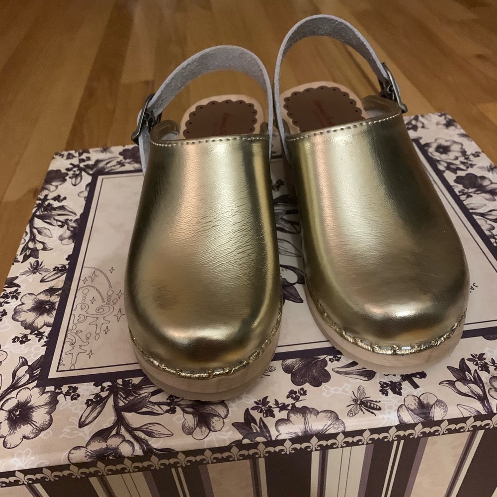 Girls Hanna Andersson gold clog 30